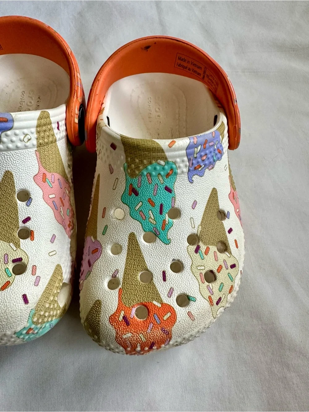 CROCS Kids Ice Cream Print Classic Clogs in White & Orange Like New! Size C6